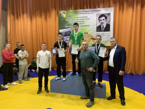 50 дрожжановских борцов вышли на ковер в память мастера спорта Фарита Азизова