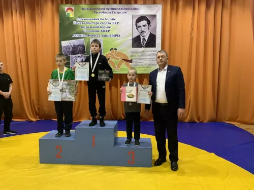 50 дрожжановских борцов вышли на ковер в память мастера спорта Фарита Азизова