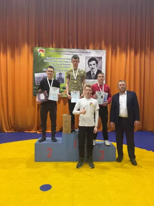 50 дрожжановских борцов вышли на ковер в память мастера спорта Фарита Азизова
