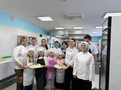 В Техникуме отраслевых технологий дочери ветеранов СВО испекли праздничный торт для своих отцов