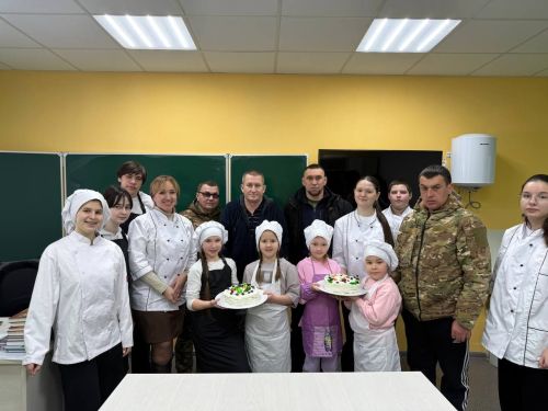 В Техникуме отраслевых технологий дочери ветеранов СВО испекли праздничный торт для своих отцов