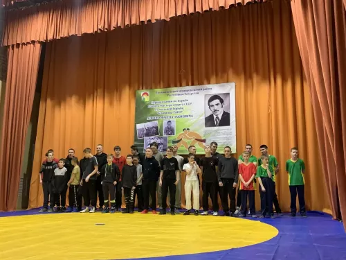 50 дрожжановских борцов вышли на ковер в память мастера спорта Фарита Азизова