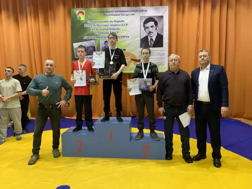 50 дрожжановских борцов вышли на ковер в память мастера спорта Фарита Азизова