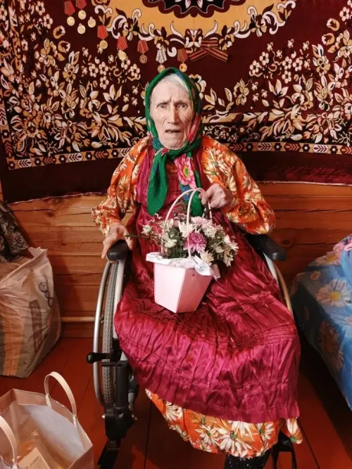 С вековым юбилеем: жительница села Матаки Ольга Мидюкина принимает поздравления с 97-летием