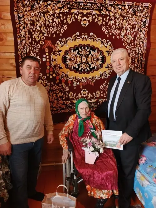 С вековым юбилеем: жительница села Матаки Ольга Мидюкина принимает поздравления с 97-летием