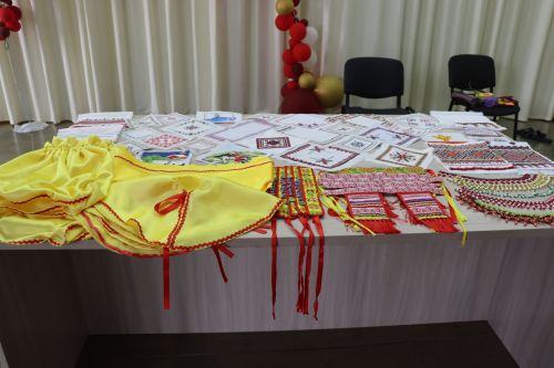 Ăста алӑра ӗç вӗресе тăрать