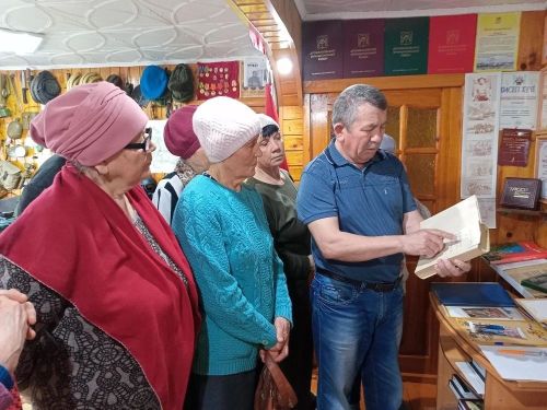 Волонтёры Дрожжановского района побывали в домашнем музее Виктора Петухова
