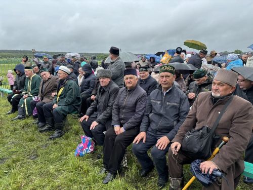 Мусульмане собрались у могилы Кадыкай Абыз-бабая в Дрожжановском районе