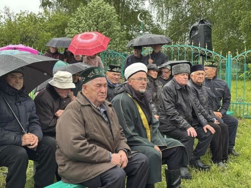 Мусульмане собрались у могилы Кадыкай Абыз-бабая в Дрожжановском районе