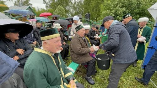Мусульмане собрались у могилы Кадыкай Абыз-бабая в Дрожжановском районе