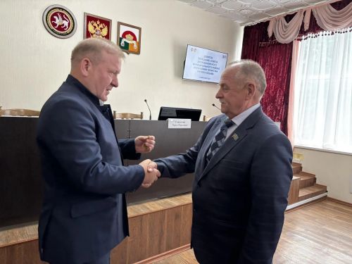 На заседании Совета района проводили на заслуженный отдых главу поселения и вручили награду