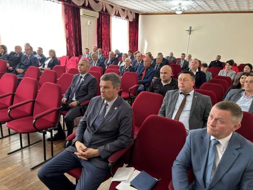На заседании Совета района проводили на заслуженный отдых главу поселения и вручили награду