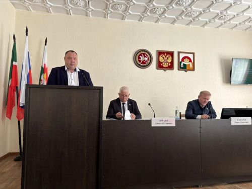 На заседании Совета района проводили на заслуженный отдых главу поселения и вручили награду