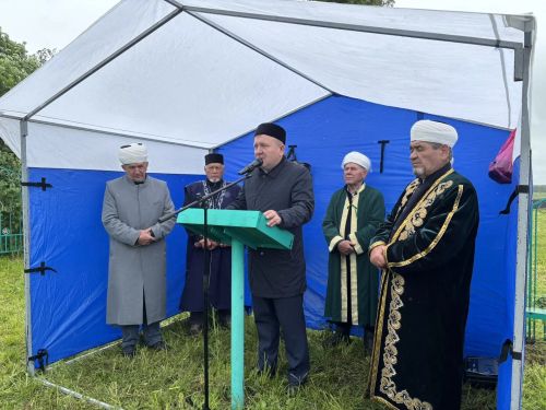 Мусульмане собрались у могилы Кадыкай Абыз-бабая в Дрожжановском районе