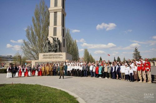 В Казани сотни человек исполнили песню «Солдатлар» на двух языках ради видеоклипа ко Дню Победы