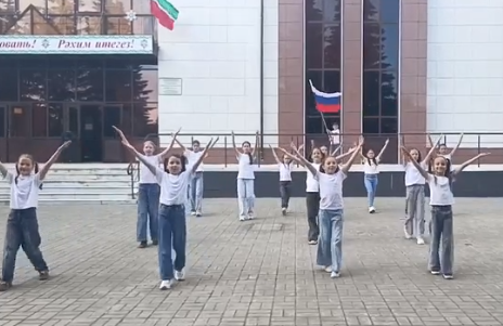 «Вместе — мы Россия»: творческие коллективы Дрожжановского района присоединились к патриотическому флешмобу