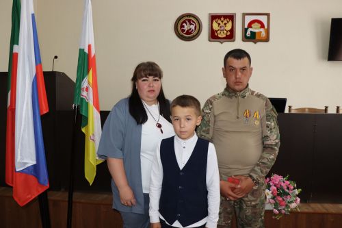 В Дрожжановском районе вручили и передали боевые награды защитникам Отечества