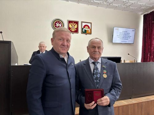 Чуваш Чүпрәлесе авыл җирлеген үстергә керткән өлеше өчен Виталий Землемеровка Мактау билгесен тапшырдылар