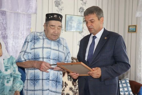 С 90-летним юбилеем поздравили жителя села Татарская Бездна Дрожжановского района