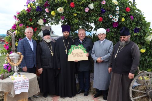 «Троица кӗввисенче»  халӑхăн йӑли-йӗрки палăрать