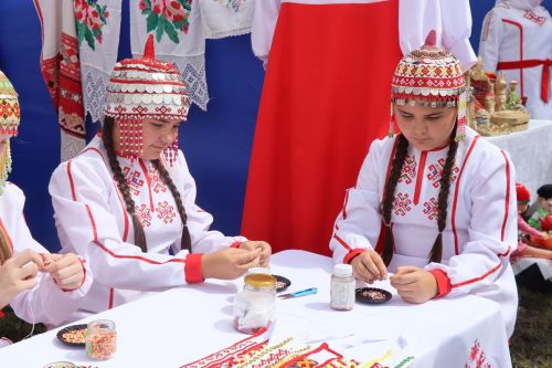 «Троица кӗввисенче»  халӑхăн йӑли-йӗрки палăрать
