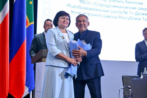 Директор Стародрожжановской СОШ №1 удостоена звания «Заслуженный учитель Республики Татарстан»