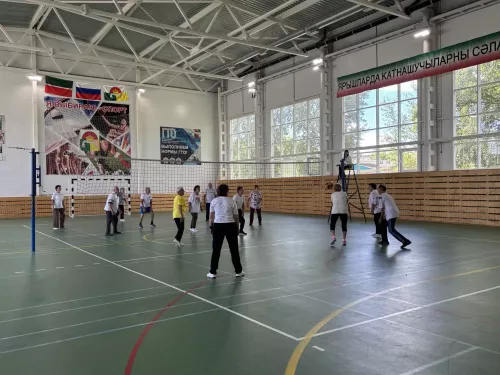 Спортивный дух и азарт: ветераны Дрожжановского района сразились в волейболе