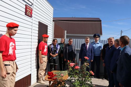 Открыли школьный мемориал, памятник, установили табличку Денису Петрову-2023
