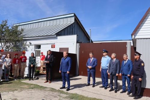 Открыли школьный мемориал, памятник, установили табличку Денису Петрову-2023