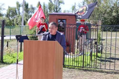 Открыли школьный мемориал, памятник, установили табличку Денису Петрову-2023