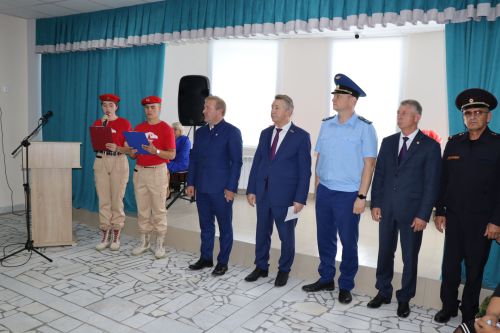 Открыли школьный мемориал, памятник, установили табличку Денису Петрову-2023