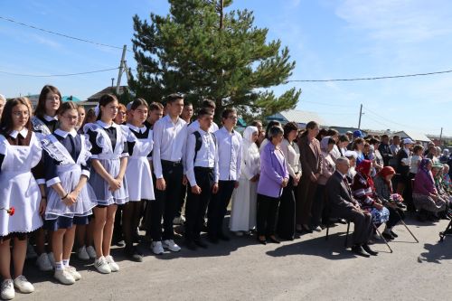 Открыли школьный мемориал, памятник, установили табличку Денису Петрову-2023