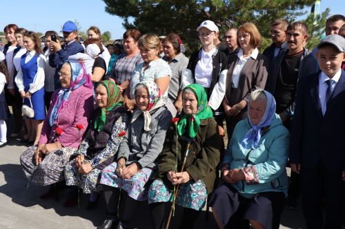 Открыли школьный мемориал, памятник, установили табличку Денису Петрову-2023