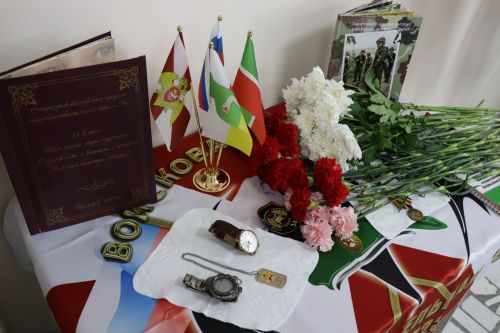 Открыли школьный мемориал, памятник, установили табличку Денису Петрову-2023