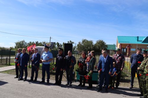 Открыли школьный мемориал, памятник, установили табличку Денису Петрову-2023