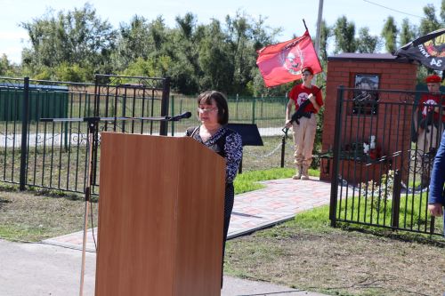 Открыли школьный мемориал, памятник, установили табличку Денису Петрову-2023