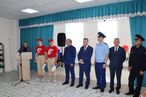 Открыли школьный мемориал, памятник, установили табличку Денису Петрову-2023