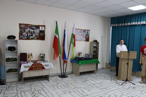 Открыли школьный мемориал, памятник, установили табличку Денису Петрову-2023