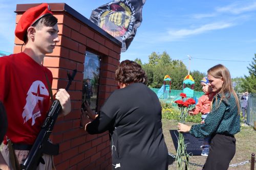 Открыли школьный мемориал, памятник, установили табличку Денису Петрову-2023
