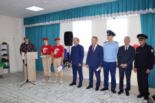 Открыли школьный мемориал, памятник, установили табличку Денису Петрову-2023