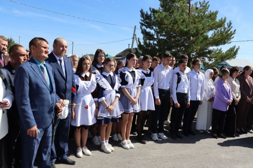 Открыли школьный мемориал, памятник, установили табличку Денису Петрову-2023