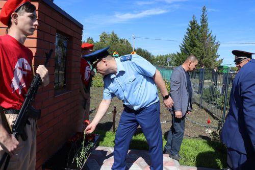 Открыли школьный мемориал, памятник, установили табличку Денису Петрову-2023
