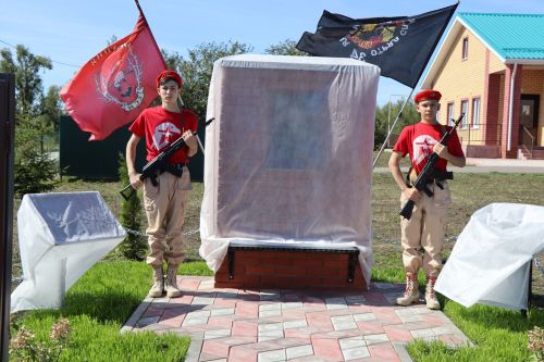 Открыли школьный мемориал, памятник, установили табличку Денису Петрову-2023