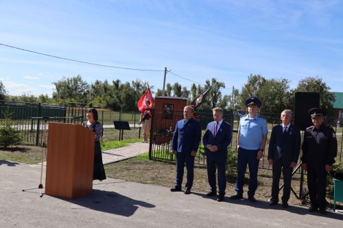 Открыли школьный мемориал, памятник, установили табличку Денису Петрову-2023