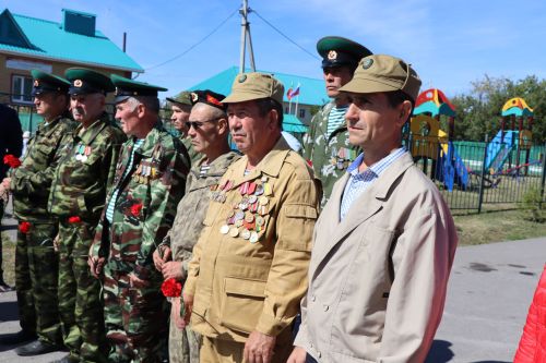 Открыли школьный мемориал, памятник, установили табличку Денису Петрову-2023