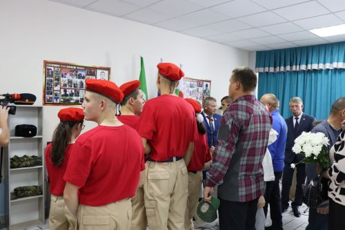 Открыли школьный мемориал, памятник, установили табличку Денису Петрову-2023