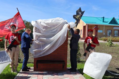 Открыли школьный мемориал, памятник, установили табличку Денису Петрову-2023