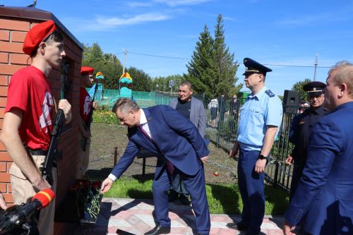 Открыли школьный мемориал, памятник, установили табличку Денису Петрову-2023