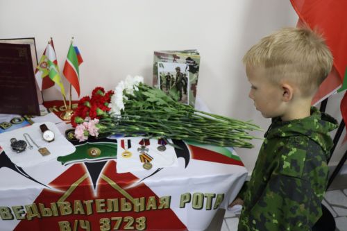 Открыли школьный мемориал, памятник, установили табличку Денису Петрову-2023