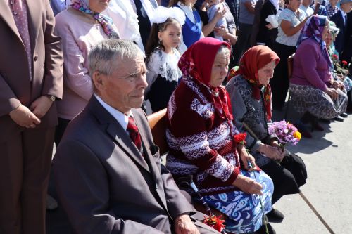 Открыли школьный мемориал, памятник, установили табличку Денису Петрову-2023